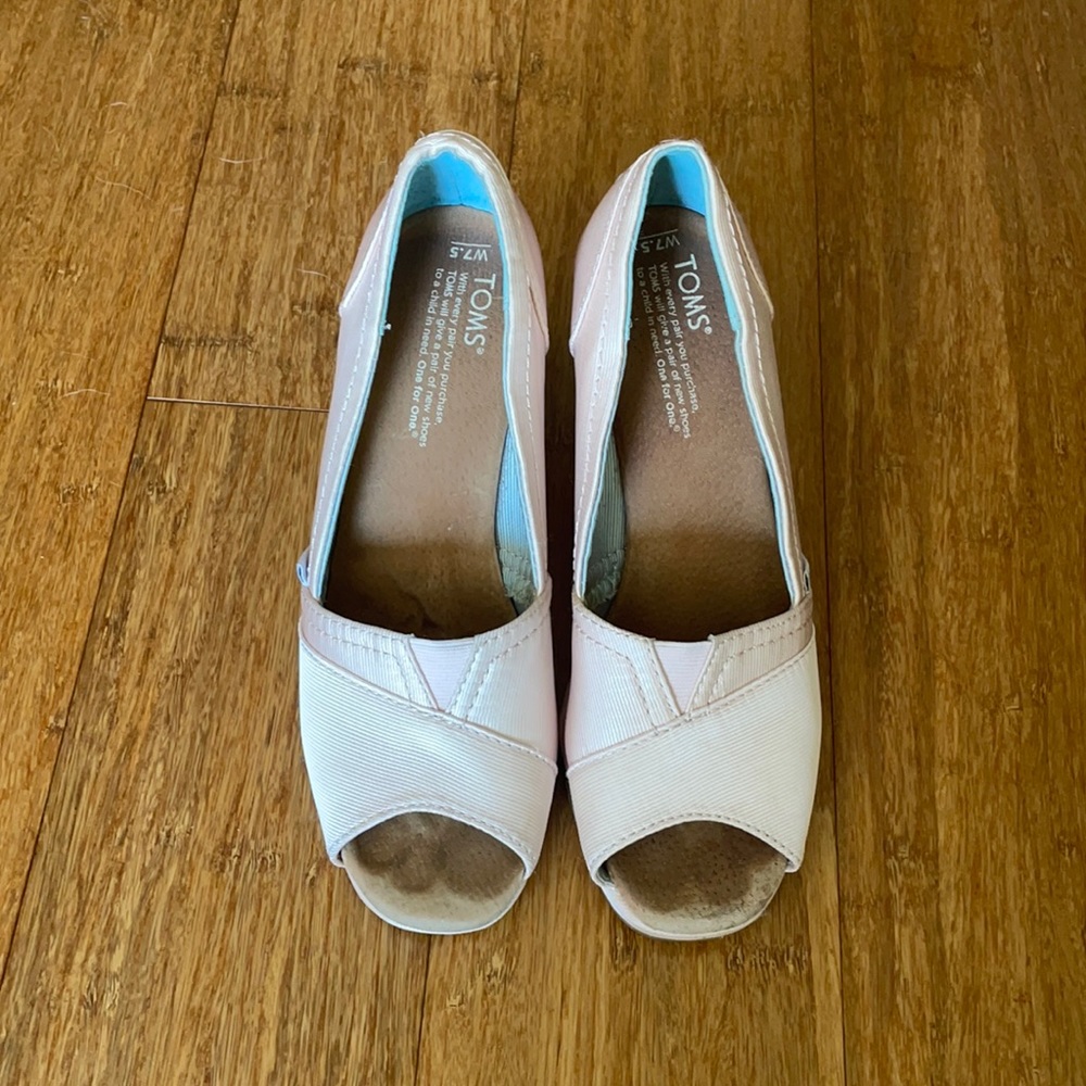 Tom’s blush pink wedding wedges.